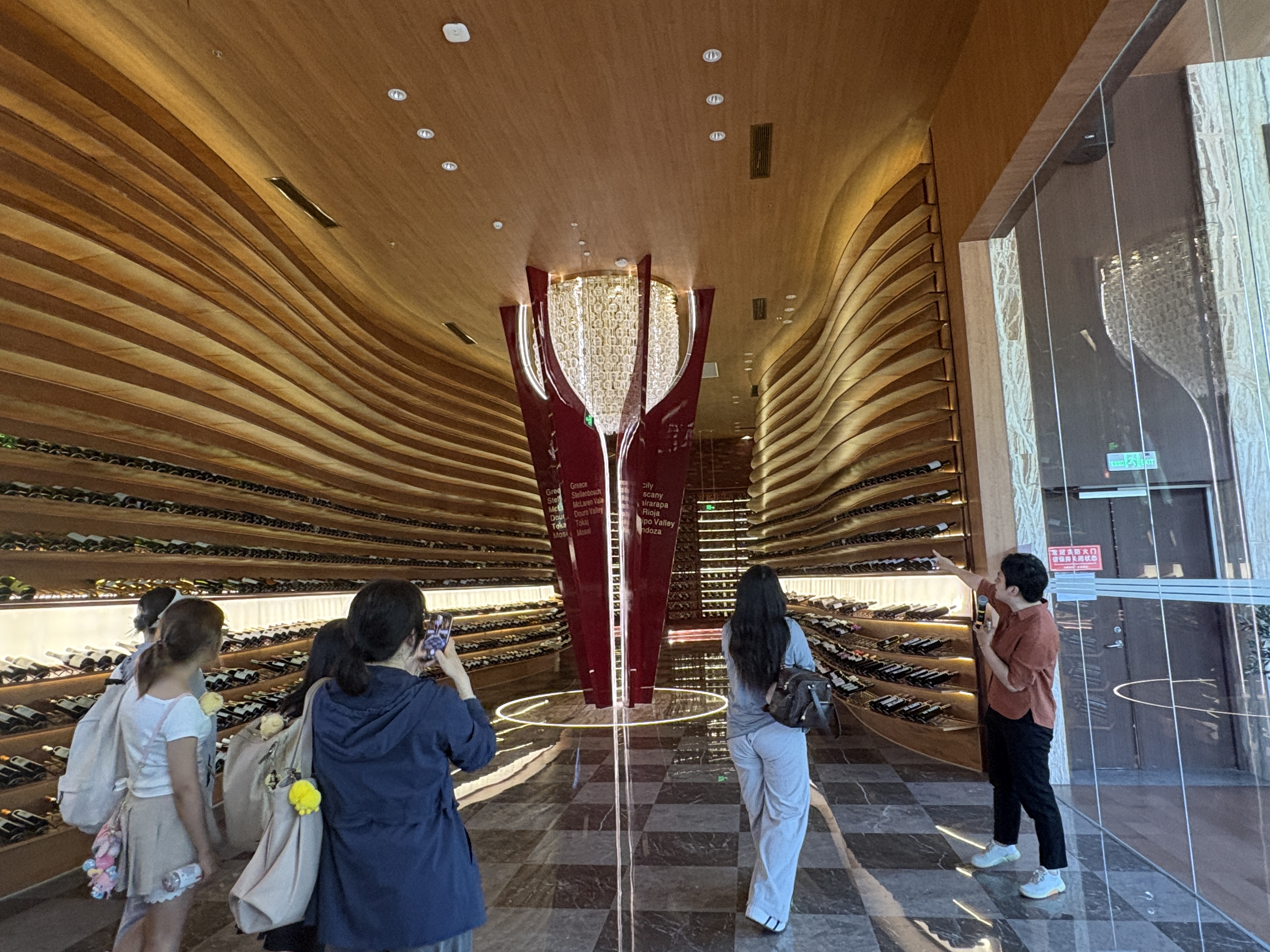 踏访外高桥全球汇,深耕国际商务实践 ——财经学院开展数智企业专业实习课程校外实践活动